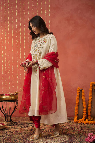 Ivory Gehna Silk Embroidered Kurta Set by Shivani Bhargava available on Indiaspopup.com