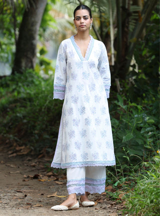 Arasi stark white embroidered kurta set