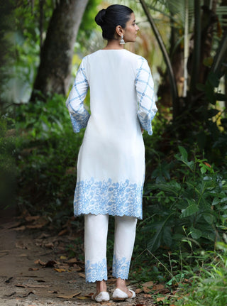 Eesvari stark white embroidered kurta set