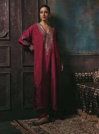Saaz magenta phiran and pants