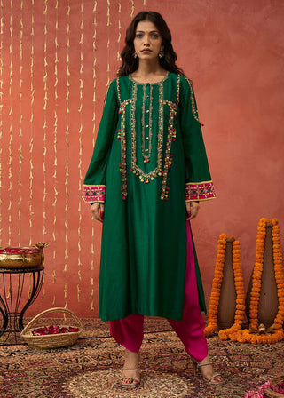 Green Yukta Embroidered Kurta Set by Shivani Bhargava available on Indiaspopup.com