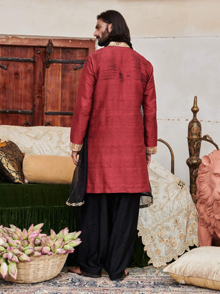 Naqsh Red Kurta Set by Itrh Men available on Indiaspopup.com