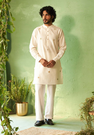 Off-white straight full sleeved kurta and pyjamas