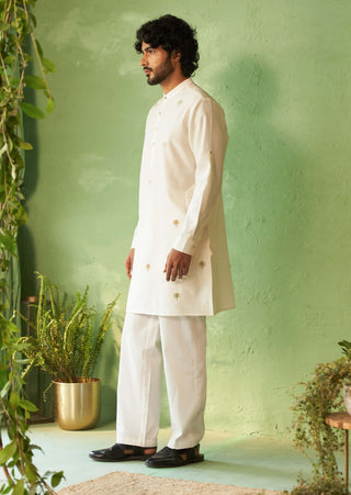 Off-white straight full sleeved kurta and pyjamas