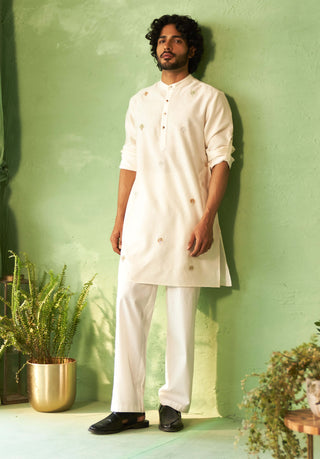 Off-white straight full sleeved kurta and pyjamas
