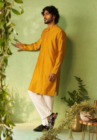 Mustard straight full sleeved kurta and pyjamas