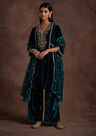 Sanya Gulati-Green Velvet Embroidered Kurta Set-INDIASPOPUP.COM