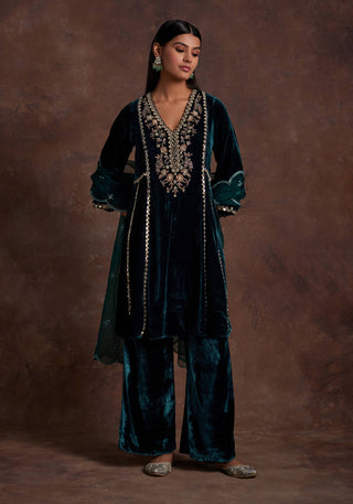 Sanya Gulati-Green Velvet Embroidered Kurta Set-INDIASPOPUP.COM