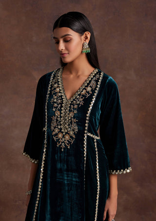 Sanya Gulati-Green Velvet Embroidered Kurta Set-INDIASPOPUP.COM