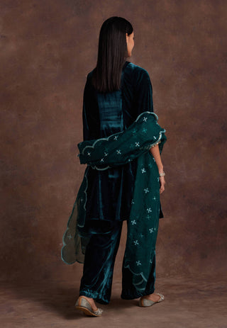 Sanya Gulati-Green Velvet Embroidered Kurta Set-INDIASPOPUP.COM