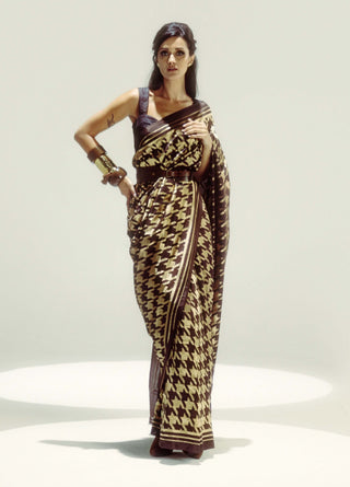 Espresso And Gold Gerum Sari With Unstitched Blouse Piece by Ekaya available on Indiaspopup.com