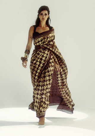 Espresso And Gold Gerum Sari With Unstitched Blouse Piece by Ekaya available on Indiaspopup.com