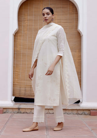 Swan Applique Kurta Set by Vaayu, available on Indiaspopup.com