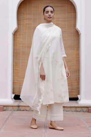 Swan Applique Kurta Set by Vaayu, available on Indiaspopup.com