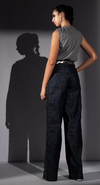 Gray knit embroidered tshirt and jeans
