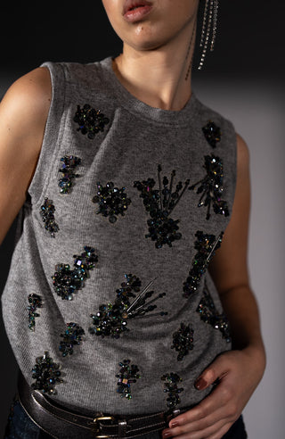 Gray knit embroidered tshirt and jeans