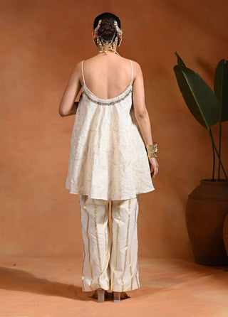 Ivory jacquard sleeveless kurta and pants