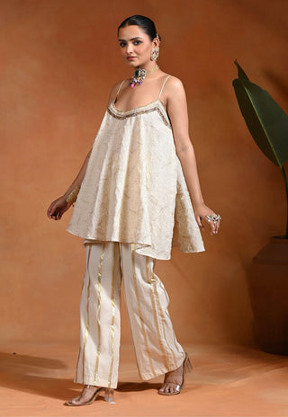 Ivory jacquard sleeveless kurta and pants