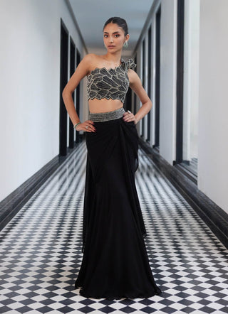 Finely black one shoulder top and kali skirt