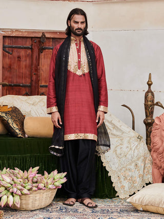 Naqsh Red Kurta Set by Itrh Men available on Indiaspopup.com