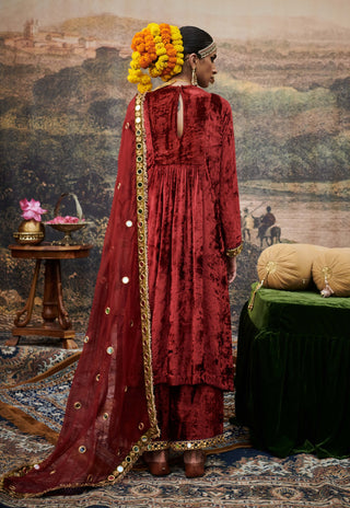 Surkh Shaahi Red Velvet Kurta Set by Itrh available on Indiaspopup.com