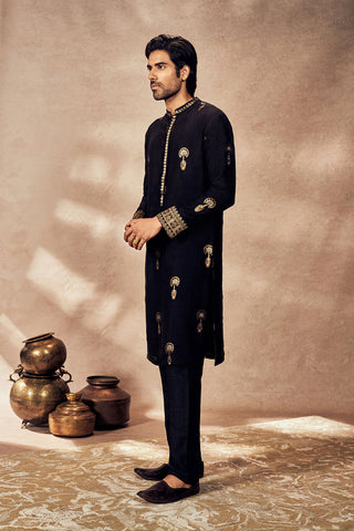 Black Travellers Palm Kurta And Pants by House Of Masaba Men, available on Indiaspopup.com