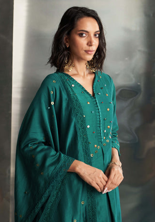 Emerald Green Relaxed Kurta Set by Charkhee, available on Indiaspopup.com