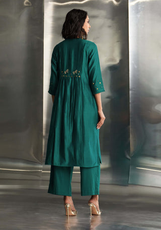 Emerald Green Relaxed Kurta Set by Charkhee, available on Indiaspopup.com