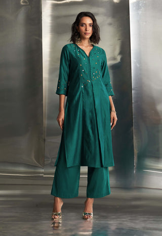 Emerald Green Relaxed Kurta Set by Charkhee, available on Indiaspopup.com