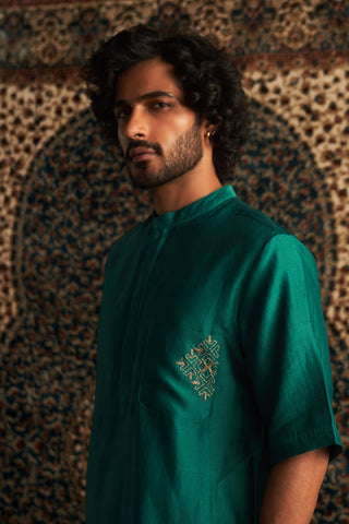 Emerald Green Short Sleeved Kurta And Pyjamas by Charkhee Men available on Indiaspopup.com