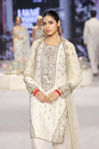 Gauhar Off-White Straight Kurta Set by Payal Singhal available on Indiaspopup