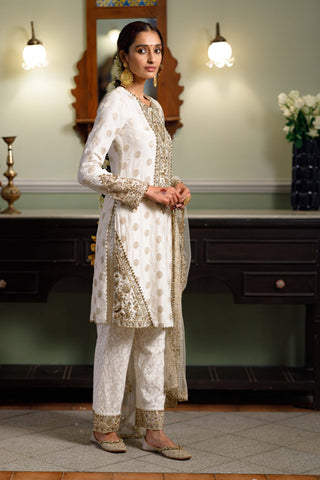 Gauhar Off-White Straight Kurta Set by Payal Singhal available on Indiaspopup