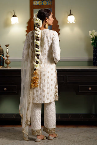 Gauhar Off-White Straight Kurta Set by Payal Singhal available on Indiaspopup