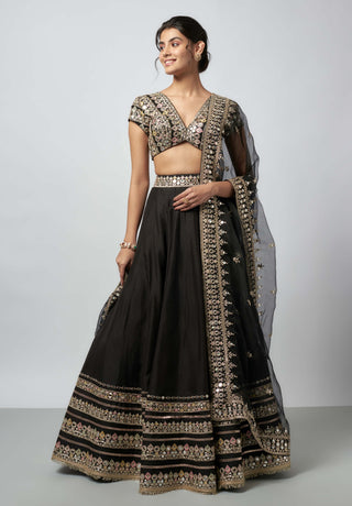 Maanyata Black Lehenga Set by Gopi Vaid available on Indiaspopup