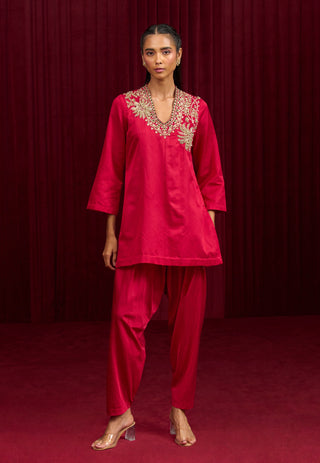 Red solid aria kurta and pants