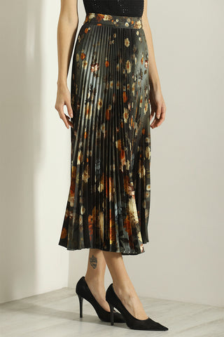 Lunara pleated skirt and black top