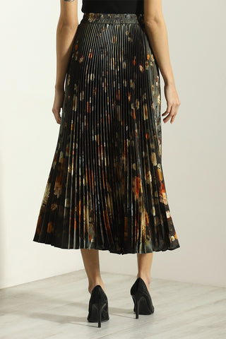 Lunara pleated skirt and black top